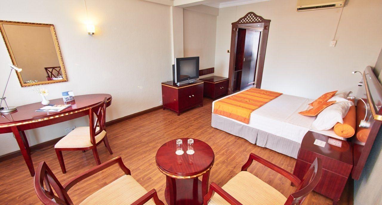קואטרה בורנס Gold Crest Hotel מראה חיצוני תמונה