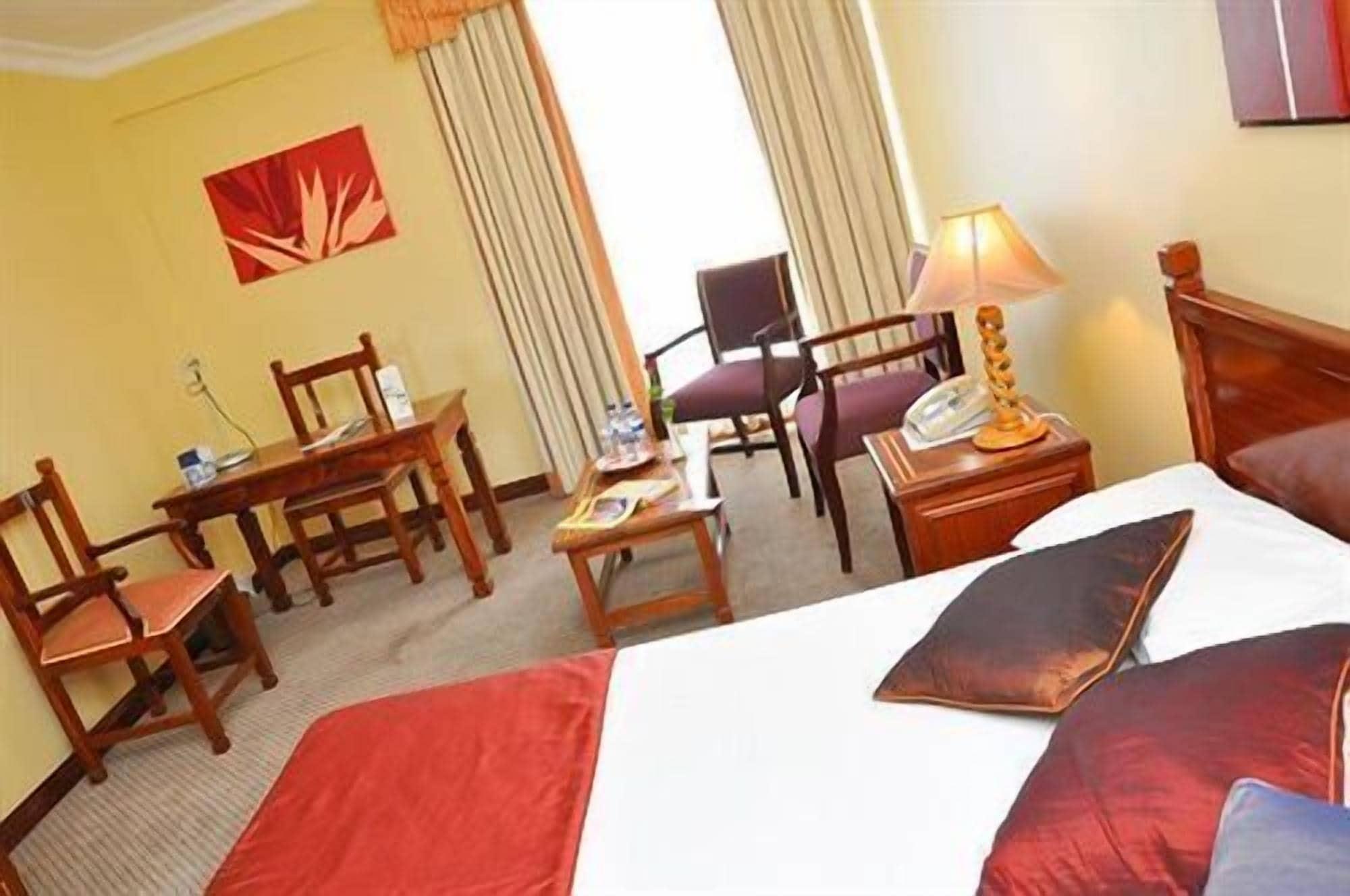 קואטרה בורנס Gold Crest Hotel מראה חיצוני תמונה