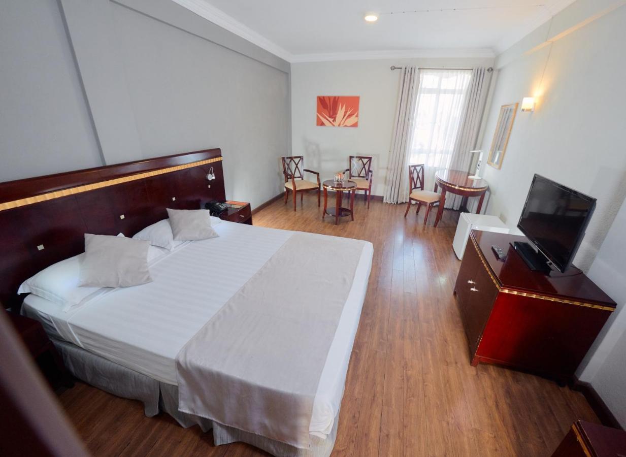 קואטרה בורנס Gold Crest Hotel מראה חיצוני תמונה