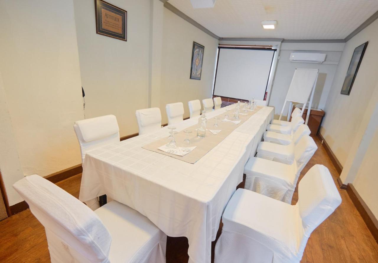 קואטרה בורנס Gold Crest Hotel מראה חיצוני תמונה