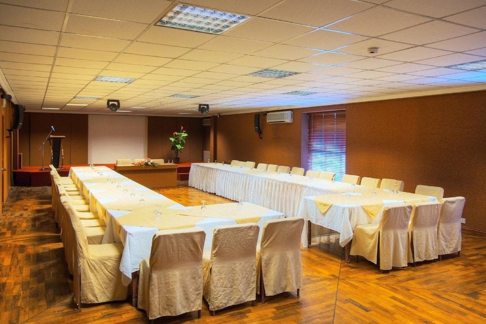 קואטרה בורנס Gold Crest Hotel מראה חיצוני תמונה
