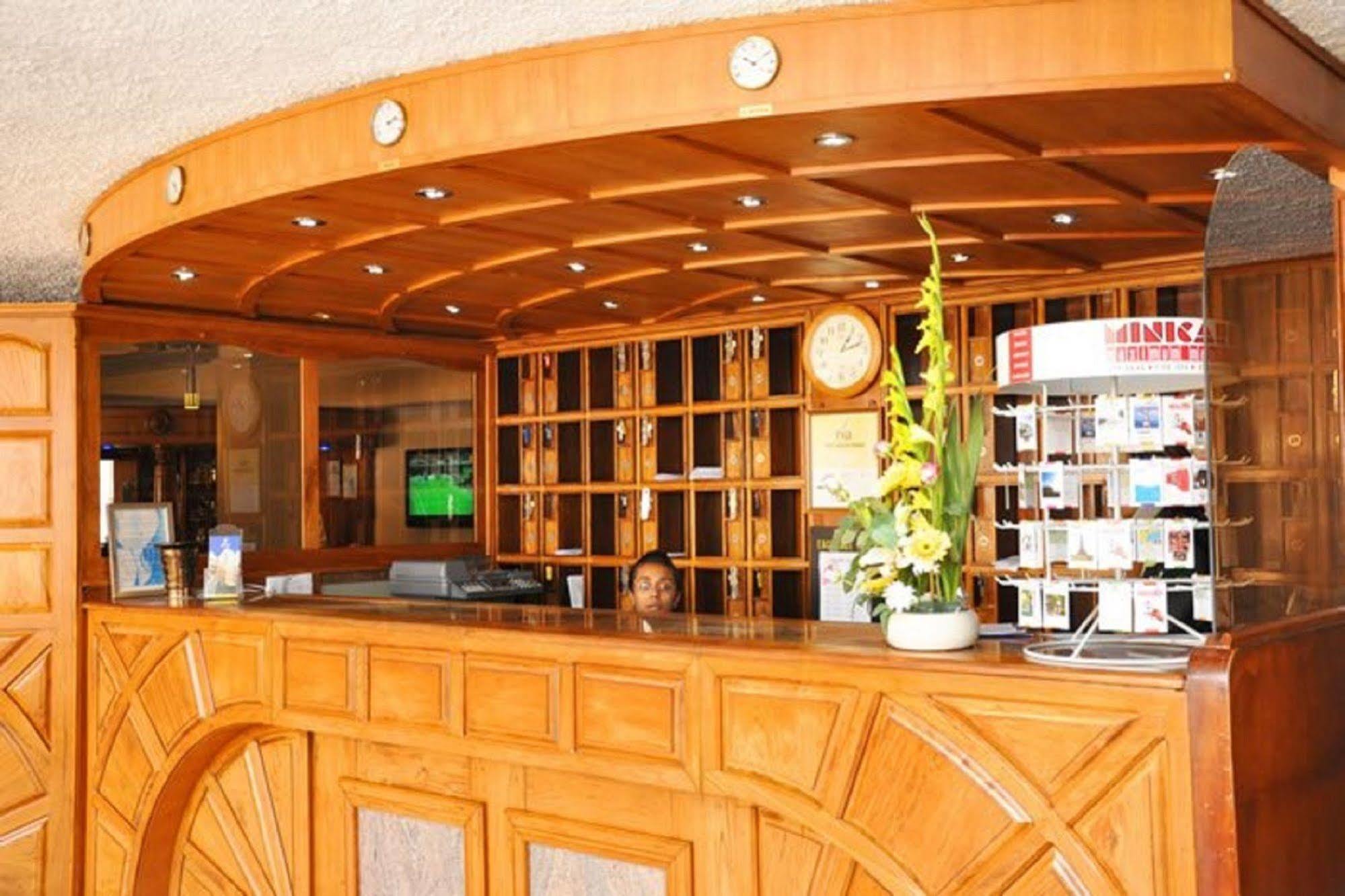 קואטרה בורנס Gold Crest Hotel מראה חיצוני תמונה