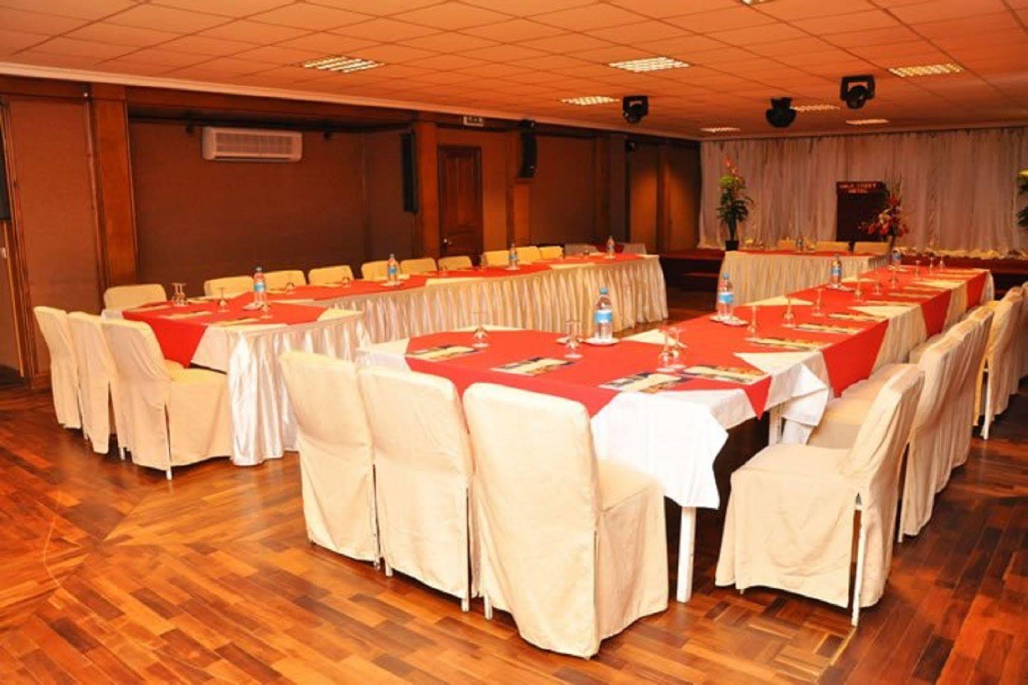 קואטרה בורנס Gold Crest Hotel מראה חיצוני תמונה